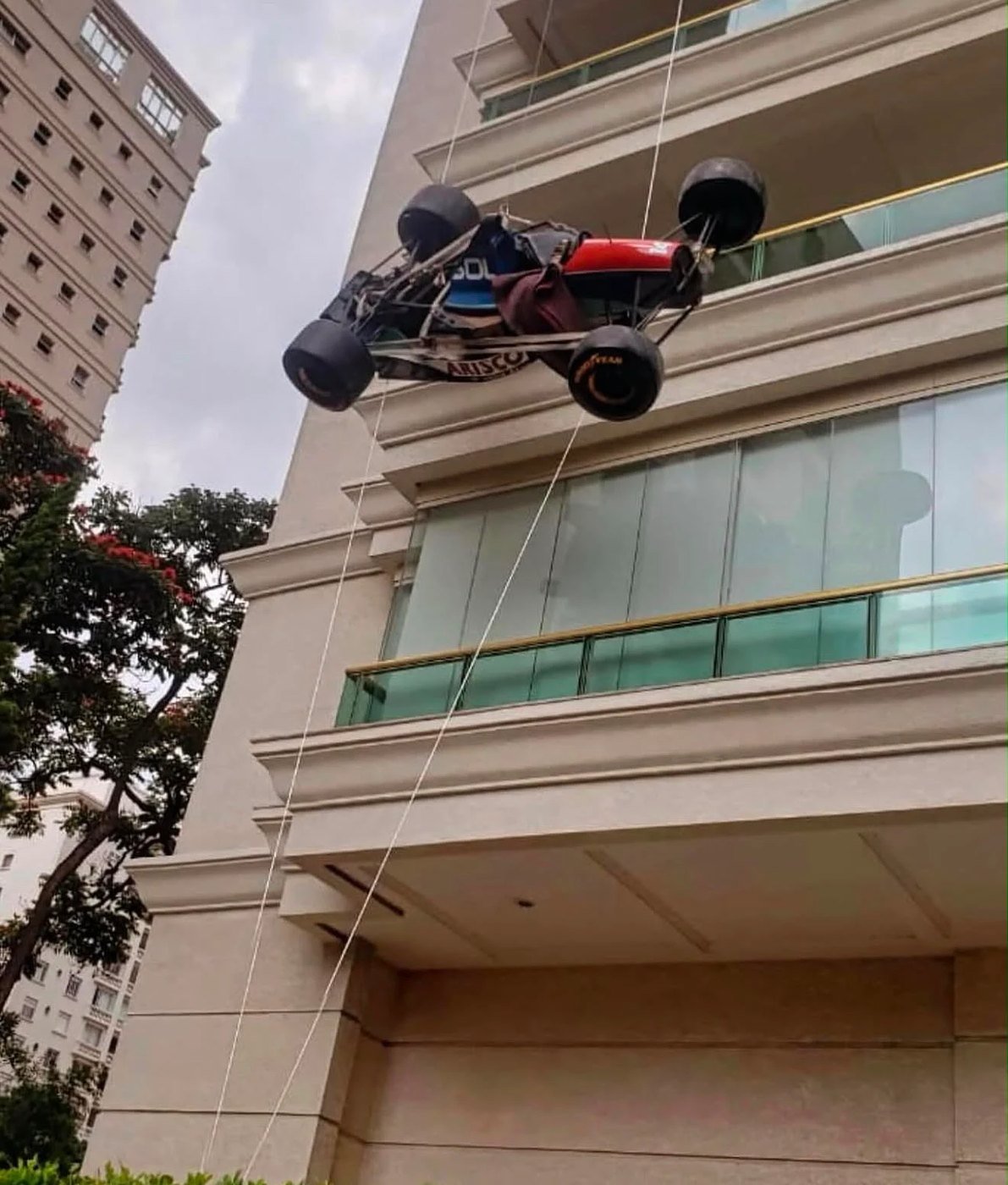 Içamento de veículo especial em edifício