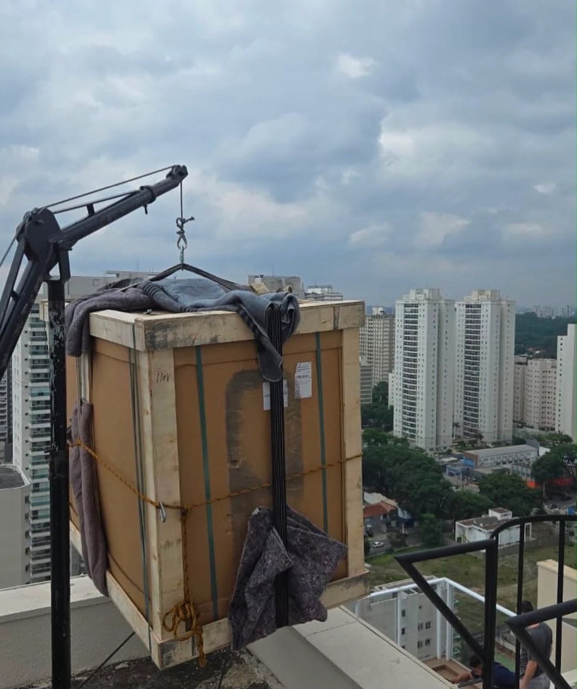 Içamento de móvel em cobertura com vista de São Paulo