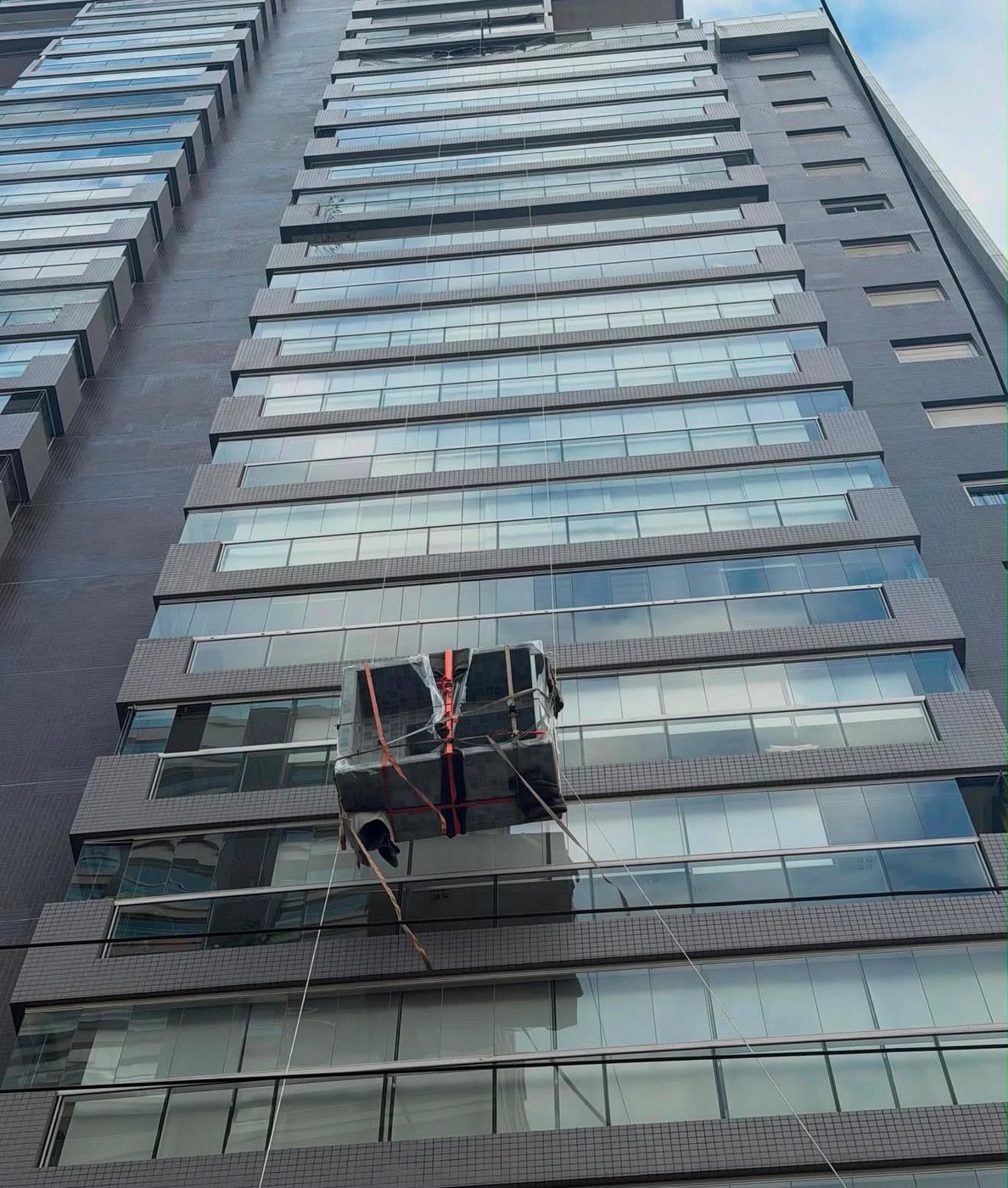 Içamento de móvel embalado em edifício comercial